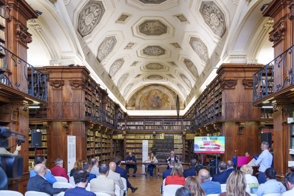 Presentata “Happy Cinefamily. Il divertimento inizia dalla famiglia”, la nuova iniziativa del MiC per le sale. Borgonzoni: “Un’esperienza da vivere insieme”